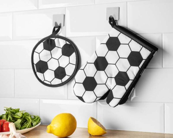 Piłkarskie rękawice i podstawka