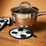 Piłkarskie rękawice i podstawka