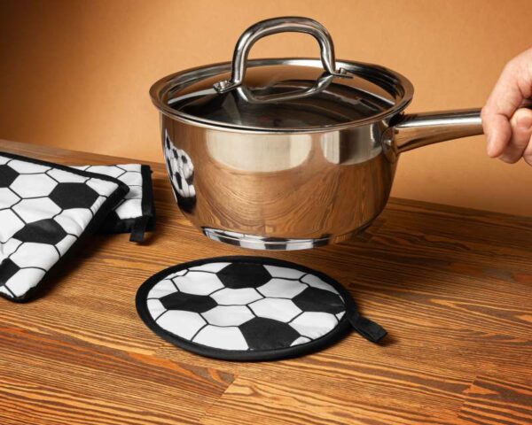 Piłkarskie rękawice i podstawka